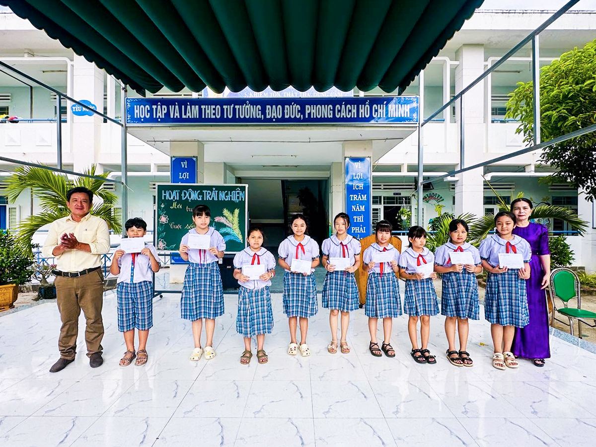 24/1/2026, Liên đội Trường Tiểu học Phú Long tổ chức Lễ Kết nạp đội viên