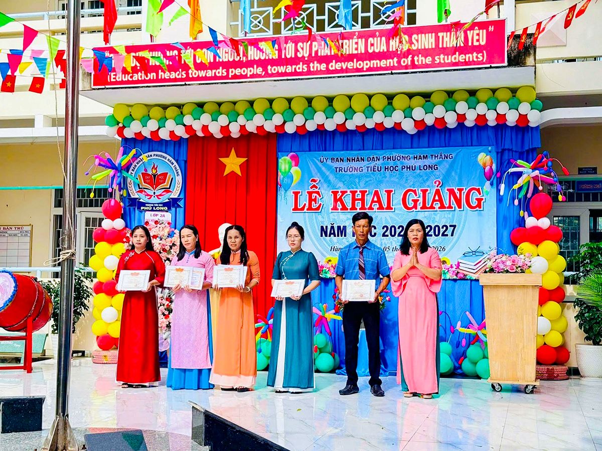 Thầy và trò trường Tiểu học Phú Long đã tổ chức thành công lễ khai giảng năm học 2026 - 2027