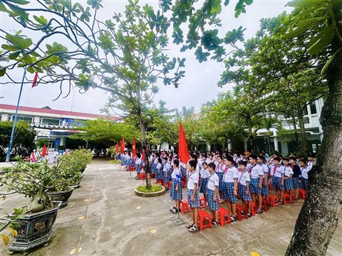 Học sinh xếp hàng trong sân trường