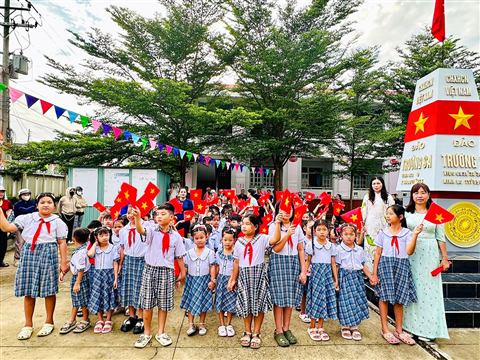 Đội viên chào mừng ngày lễ